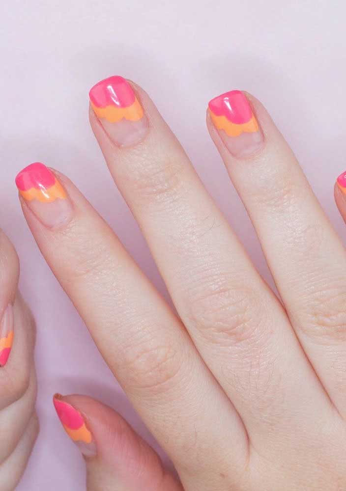 Romântica, essas unhas trazem esmaltes neon em tons de laranja e rosa