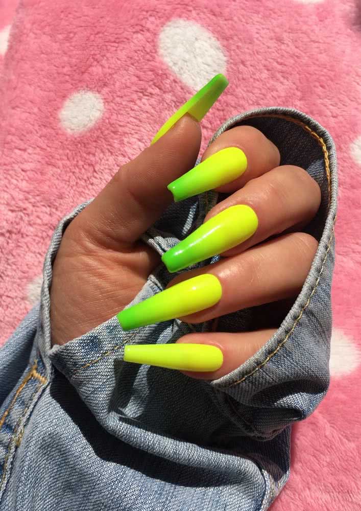 Unhas neon com as cores do verão