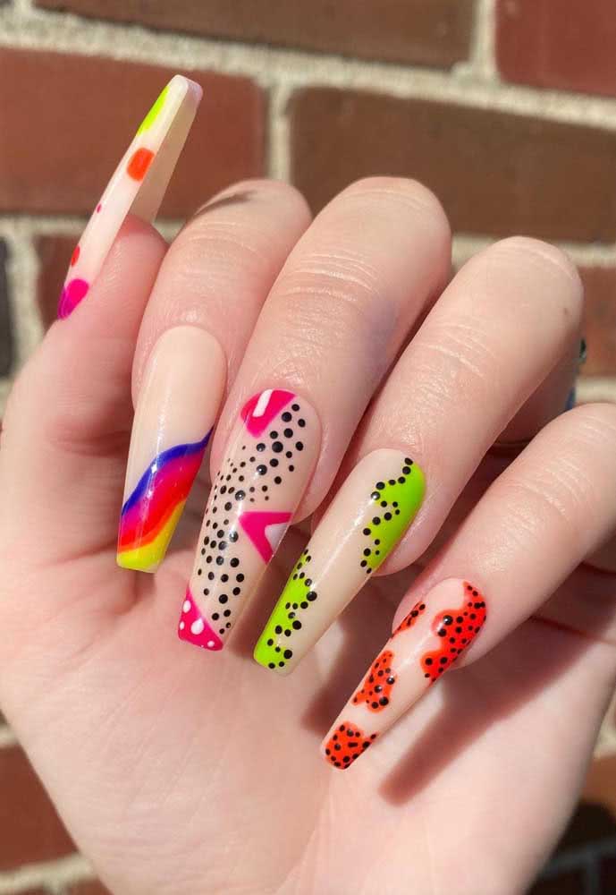 Unhas neon: cheias de cores, alegria e bom humor