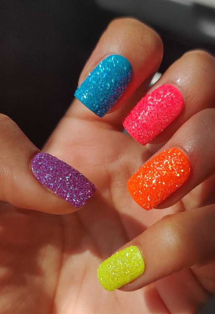 Aqui, a dica é finalizar as unhas neon com uma camada de glitter