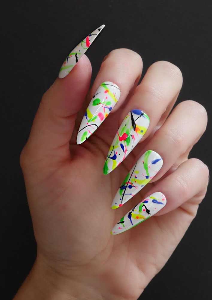 Unhas stiletto com decoração neon: uma verdadeira nail art!