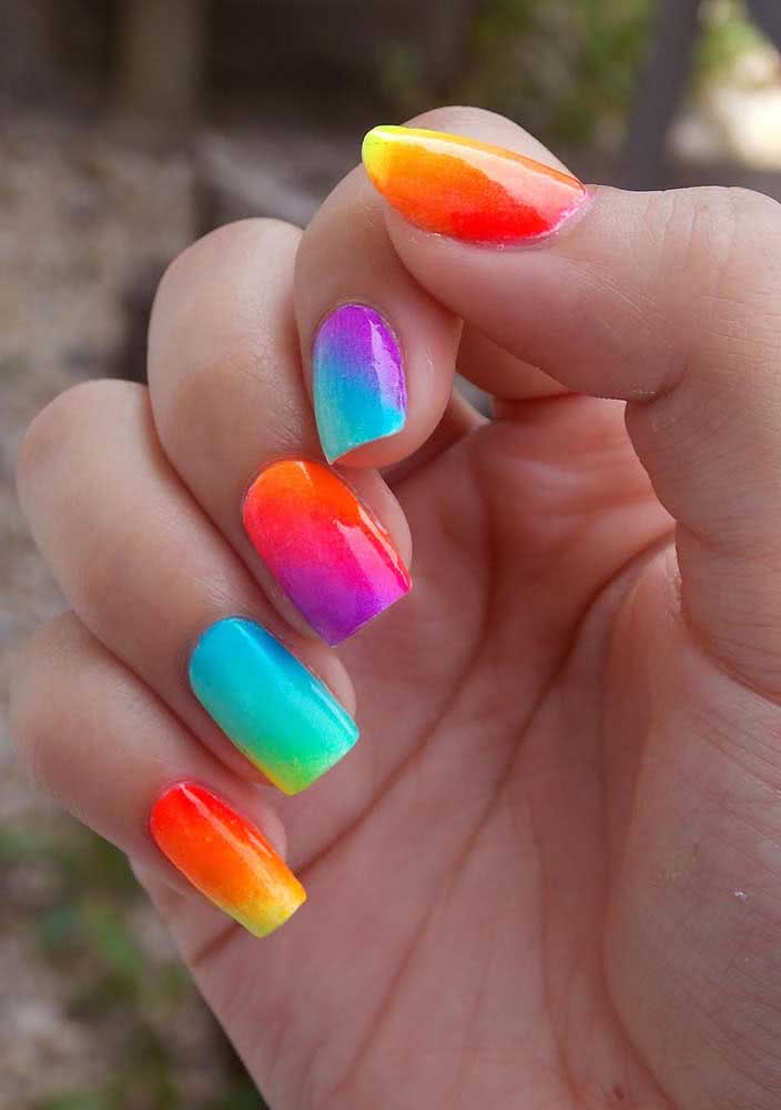 Inspiração de unhas neon perfeitas para o carnaval