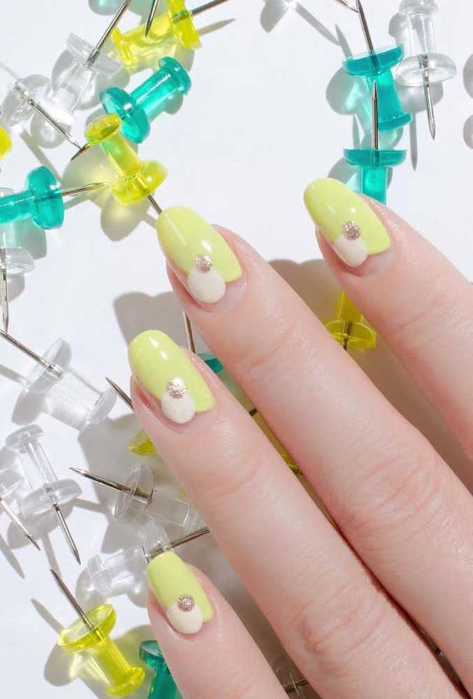 Unhas neon decoradas com ponto de luz em glitter