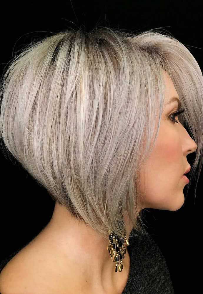 Já pensou num cabelo curto com franja e platinado? Um sucesso!