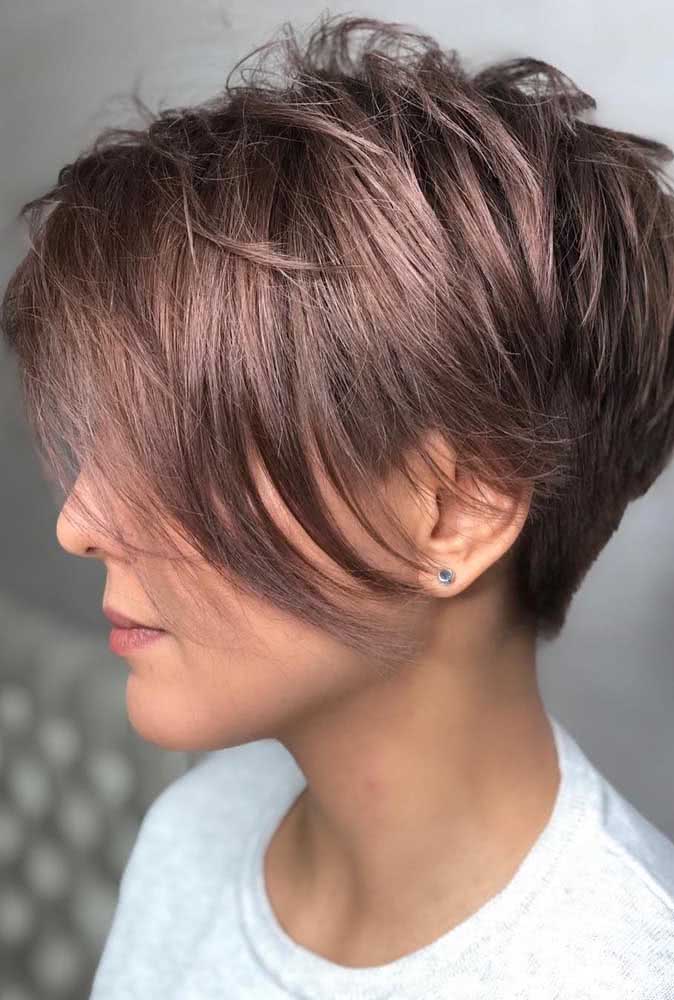 Corte Bowl Cut para um visual de cabelo curto com franja que esbanja estilo