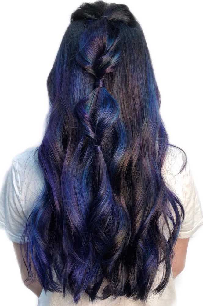 Um penteado diferente para valorizar os fios azulados