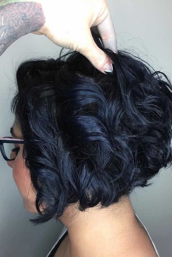 Dependendo da coloração do seu cabelo, as mechas azuladas podem ficar mais claras ou mais escuras