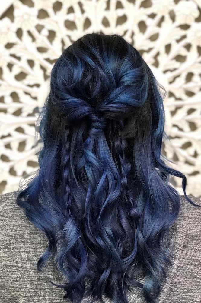 Tranças e amarrações para valorizar o cabelo preto azulado