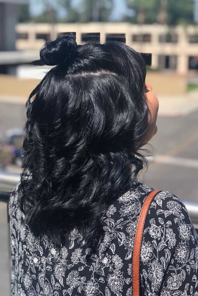 Cabelo preto azulado discreto e com reflexos mais naturais