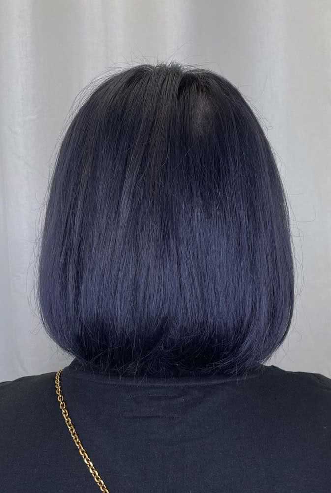 O corte reto e clássico traz seriedade ao visual com cabelo preto azulado