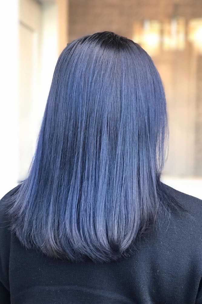 Cabelo preto azulado com tom levemente mais claro nas pontas