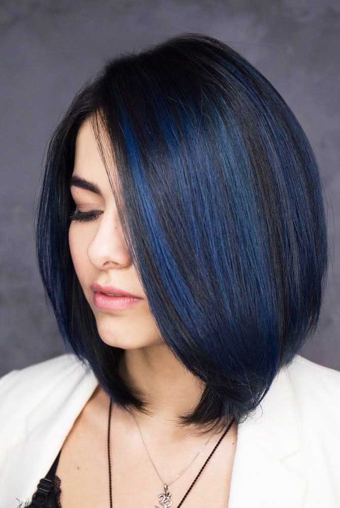 Cabelo preto com mechas azuladas: você pode unir o melhor dos dois mundos!