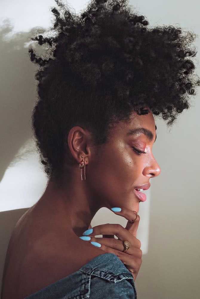 No cabelo crespo, o coque abacaxi também é chamado de afropuff