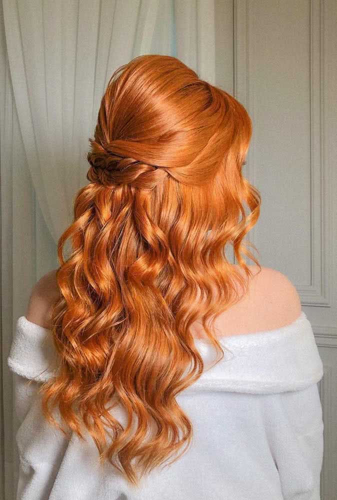 Um penteado digno de um casamento ou festa de formatura ganha mais textura com duas tranças paralelas na horizontal