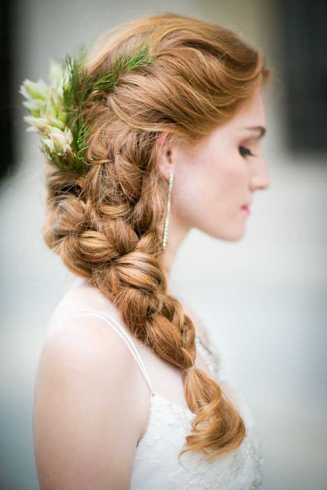 É possível misturar técnicas de tranças também para dar volume ao cabelo, como neste penteado para noiva