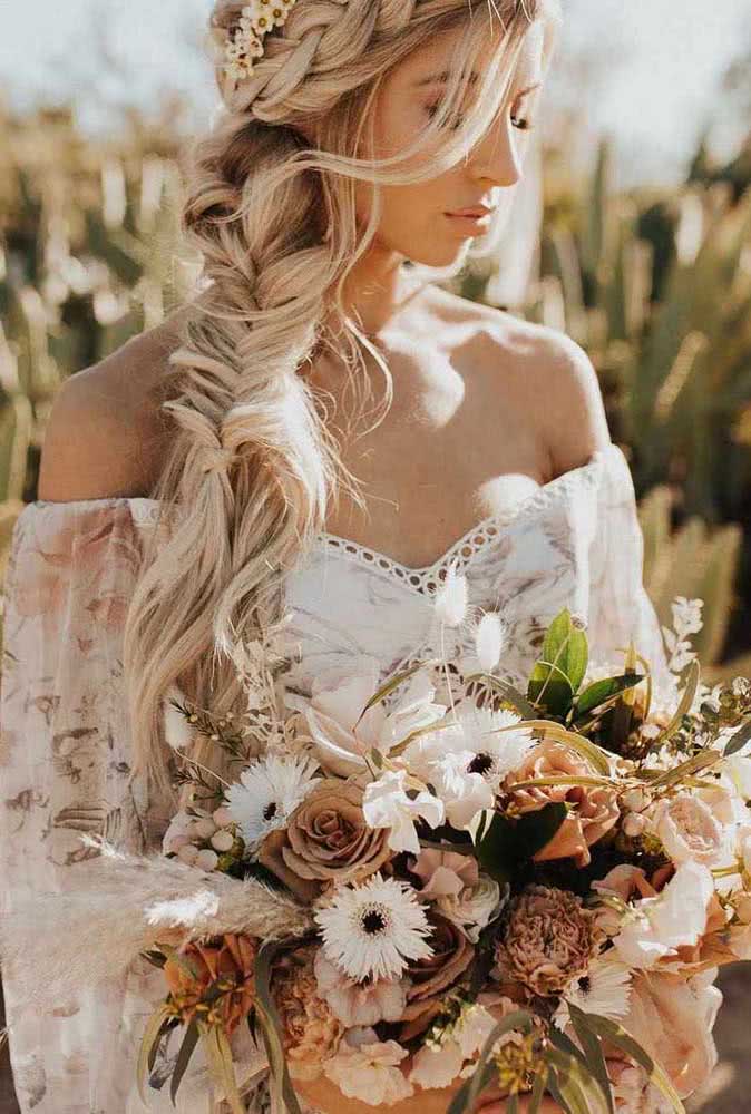 Nesse penteado com tranças, podemos ver uma mistura de técnicas para compor o visual perfeito para um casamento boho