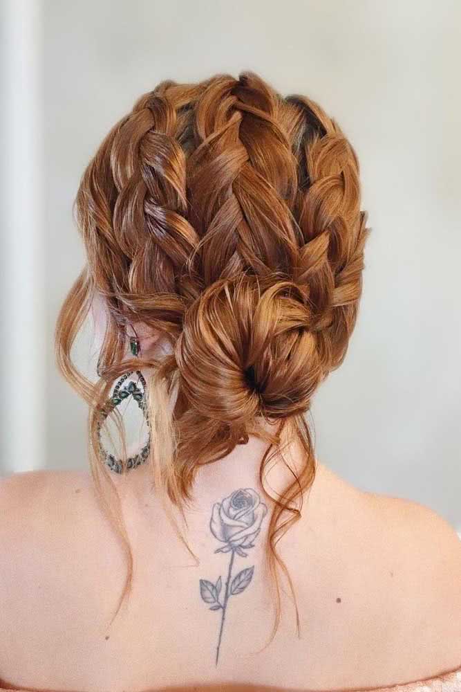 Tranças embutidas soltinhas se encontram em um coque neste penteado perfeito para ocasiões casuais ou formais