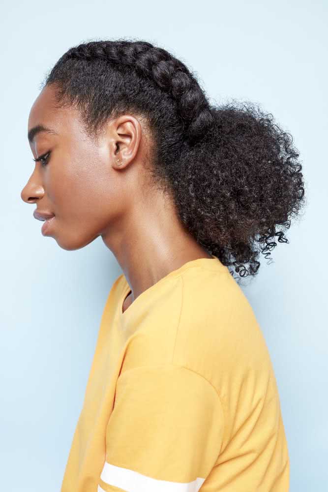 Neste penteado com tranças afros embutidas é possível obter texturas e volumes diferentes em um visual cheio de estilo