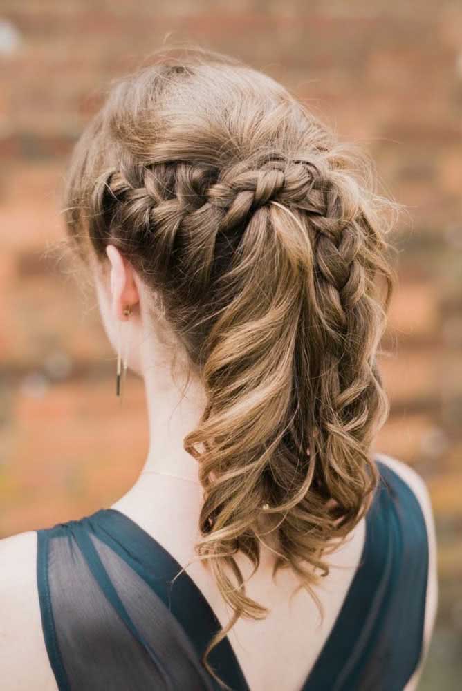 Penteado com tranças embutidas formando um S