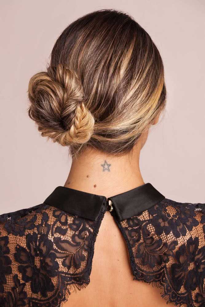 Outra forma de transformar um penteado com coque simples é incluir uma trança cheia de textura