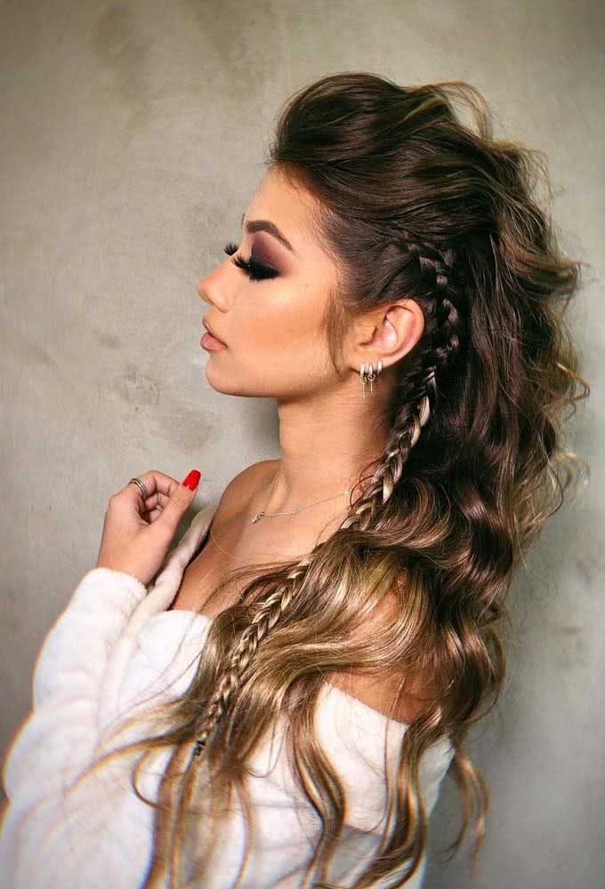 Penteado com tranças laterais e topete faz um visual cheio de atitude