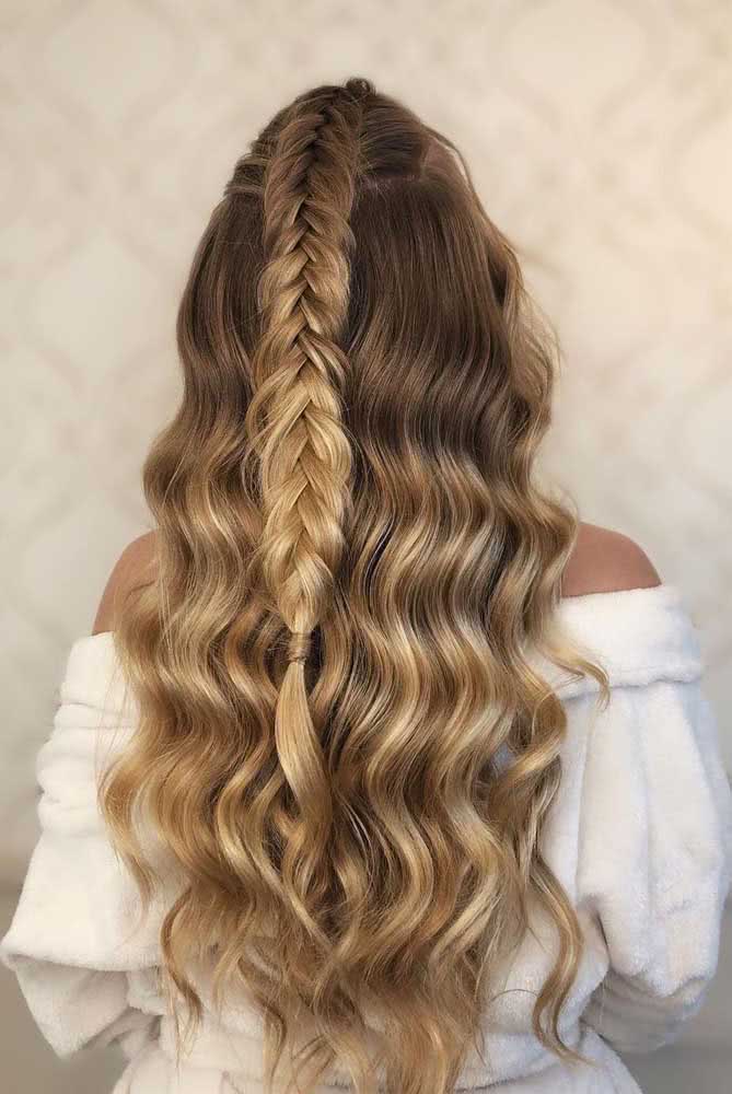Outra opção é esse penteado com trança simples que começa perto da raíz e desce por todo o comprimento do cabelo