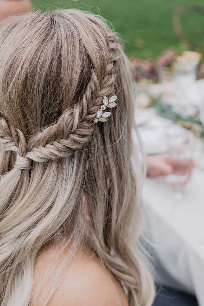 Penteado simples e solto com duas tranças espinha de peixe formando uma espécie de guirlanda