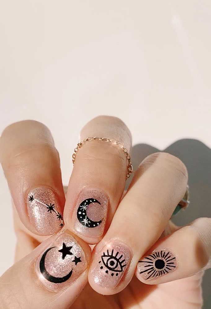 Uma inspiração de unhas perfeita para as fãs de magia e esoterismo