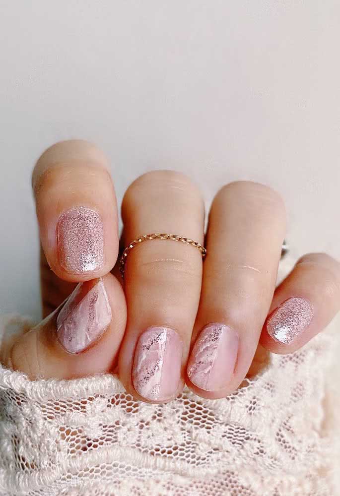 Já as meninas românticas e delicadas podem apostar em um esmalte com glitter rosa claro 