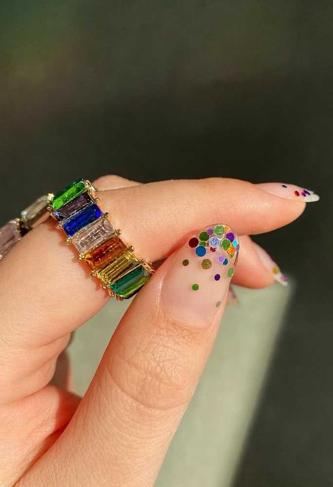 É glitter, mas bem que poderia ser confetes! Unhas com a cara do carnaval 