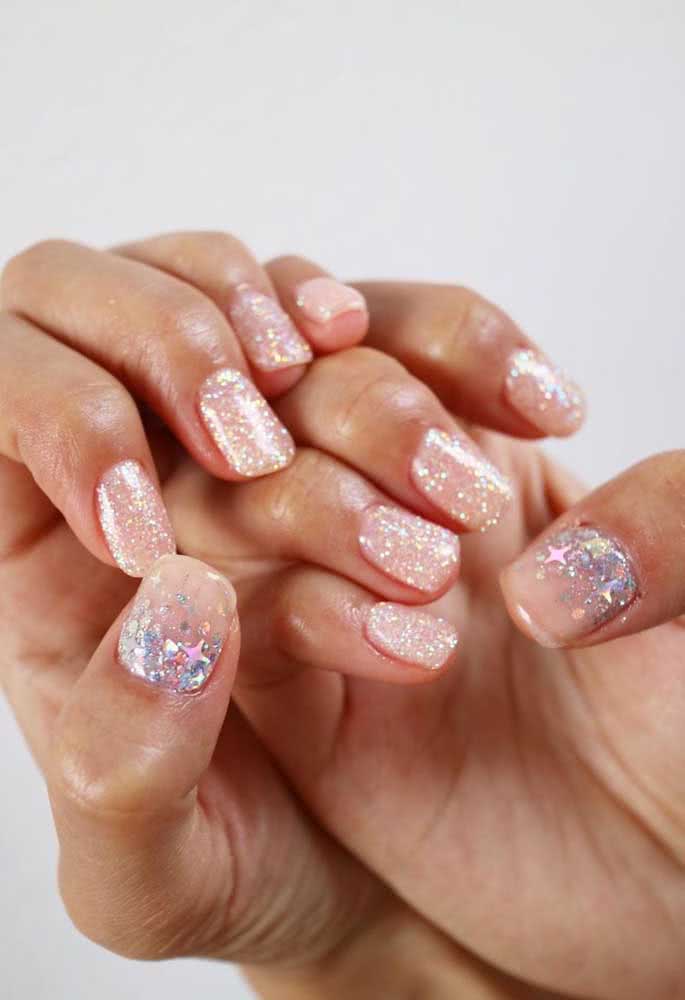 Unhas com glitter com esmaltação completa e filha única no dedão com glitter do tipo minipaetê