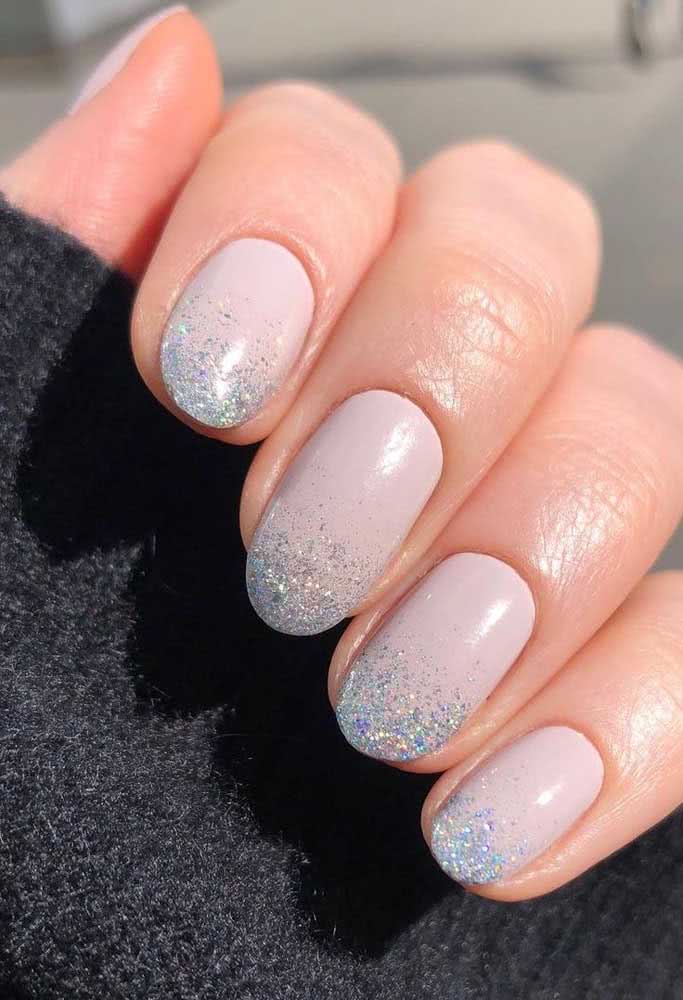 Quer uma unha com glitter para o dia a dia? Então inspire-se nesse modelo aqui