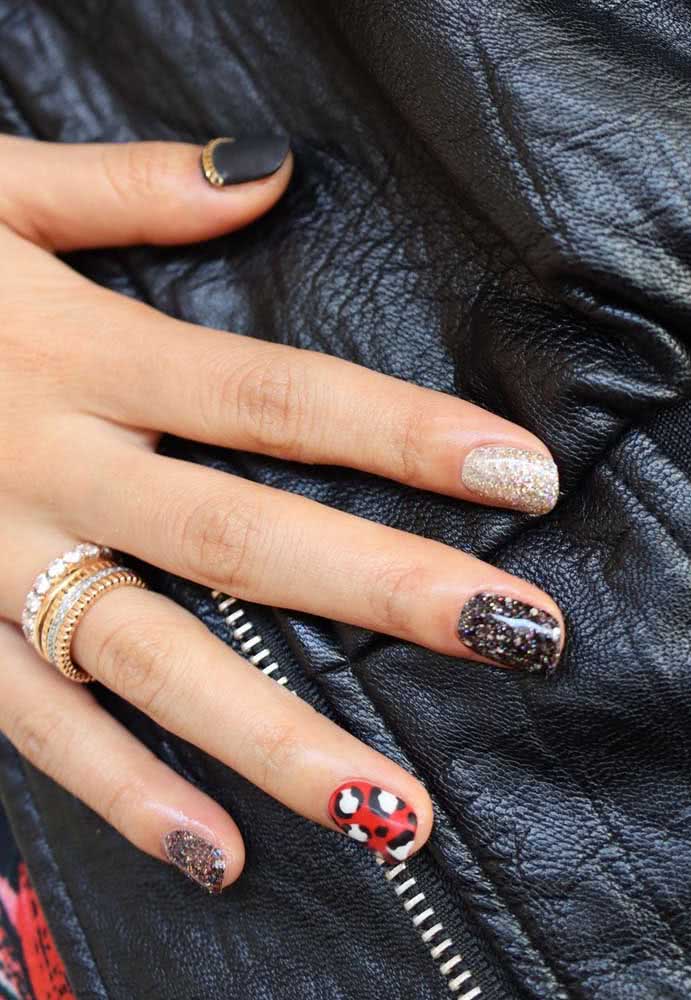 Glitter, animal print e pedrarias: um mix de efeitos nas unhas