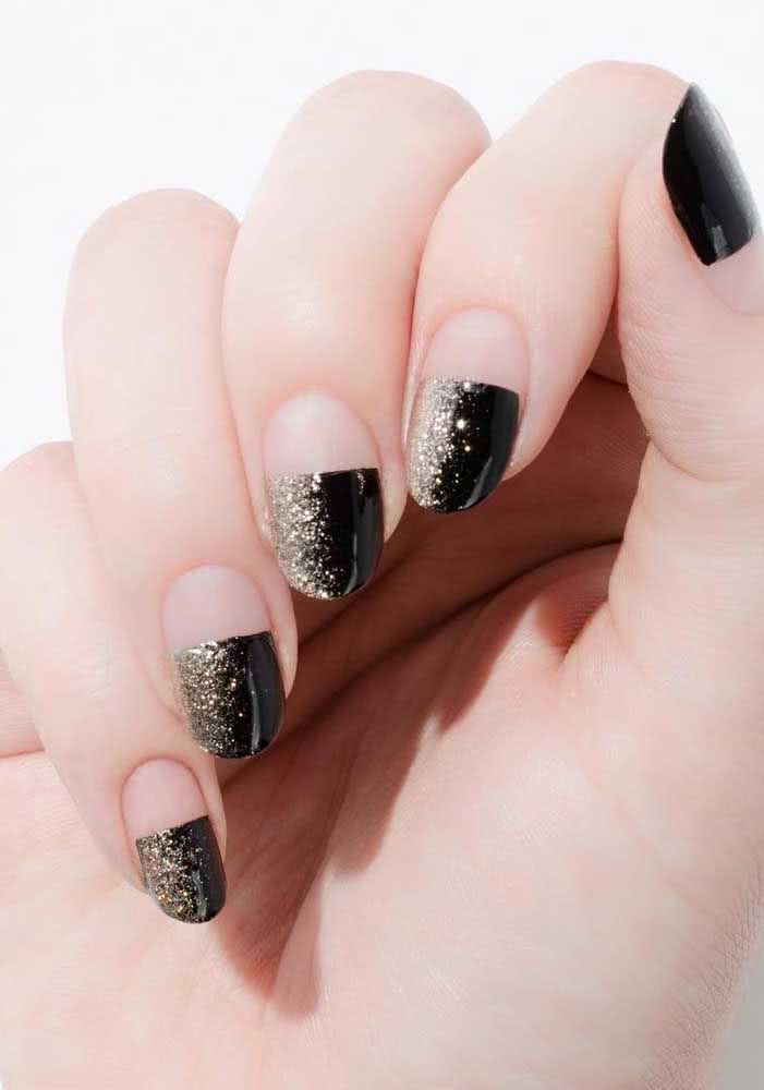 Unhas com glitter meio a meio. O clássico branco e preto é o maior destaque por aqui