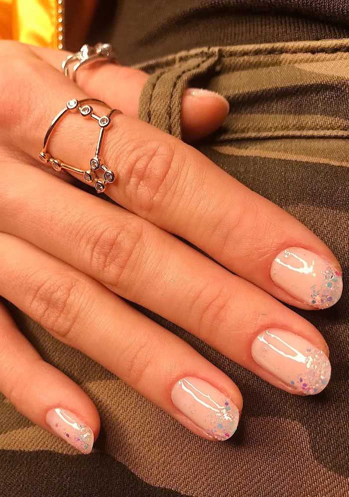 Para as fãs de unhas nude e com glitter