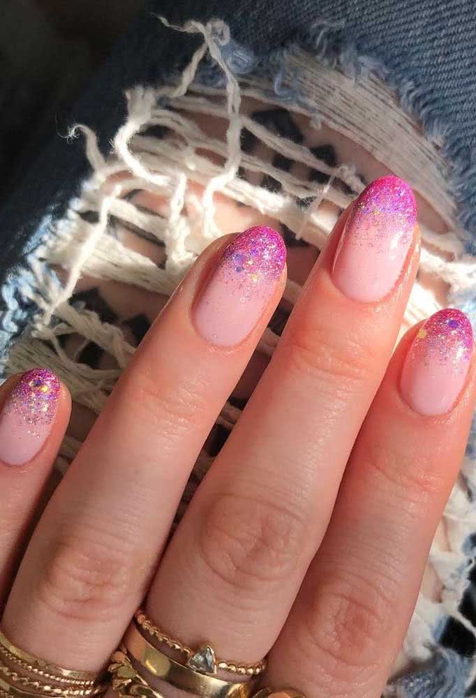 Unhas com glitter em degrade de rosa e lilás