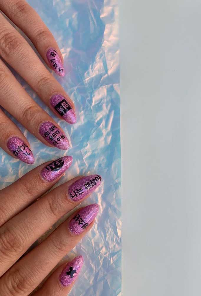 Unhas com glitter para quem admira a cultura oriental