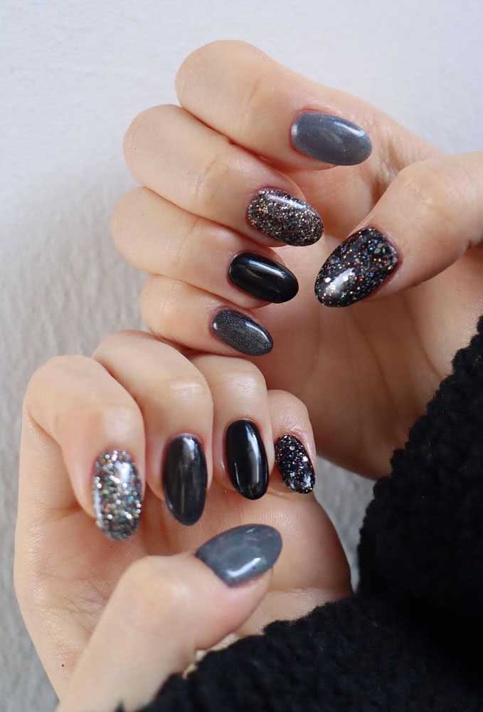 Unhas com glitter preta e cinza 