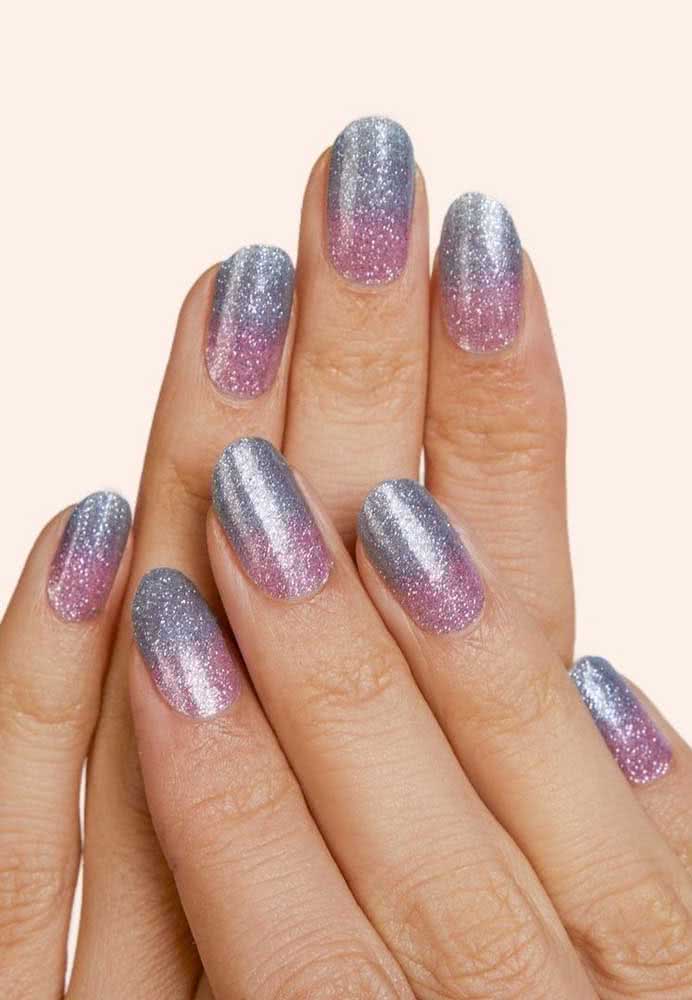 Brilhantes, essas unhas com glitter trazem uma esmaltação completa e bem uniforme