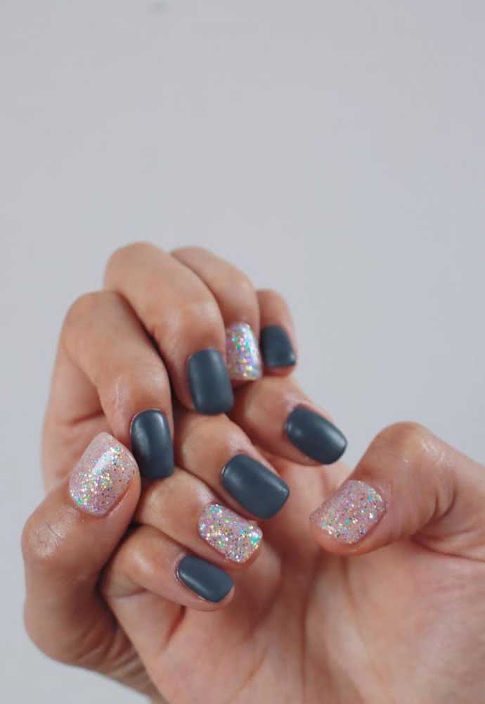 Entre o fosco e o glitter. A diferença de cores também se destaca nessas unhas