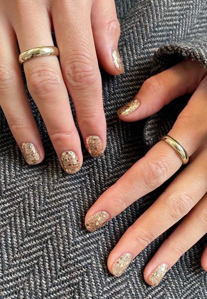 Unhas com glitter dourado: elegante e discreta 