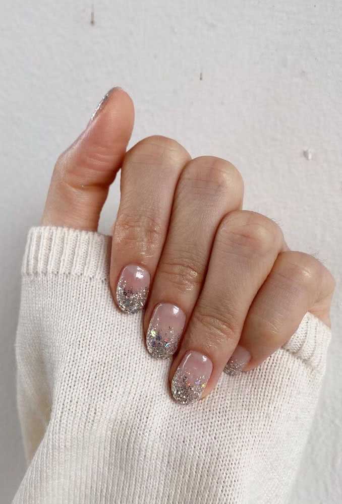 Unhas com glitter na ponta: alternativa para quem gosta de brilho, mas tem medo de exagerar