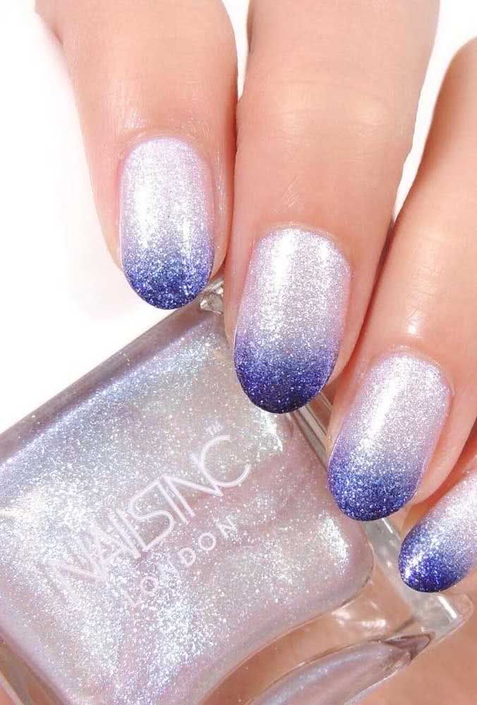 Unhas com glitter em degradê do azul ao prata