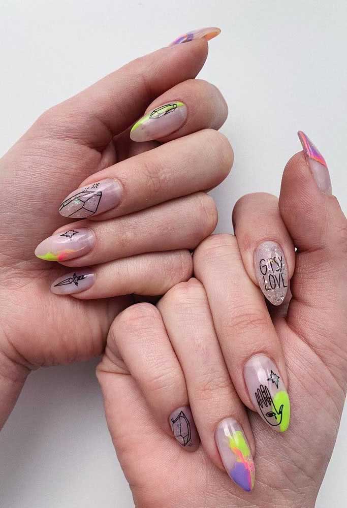 Discretas, essas unhas com glitter são perfeitas para eventos durante o dia