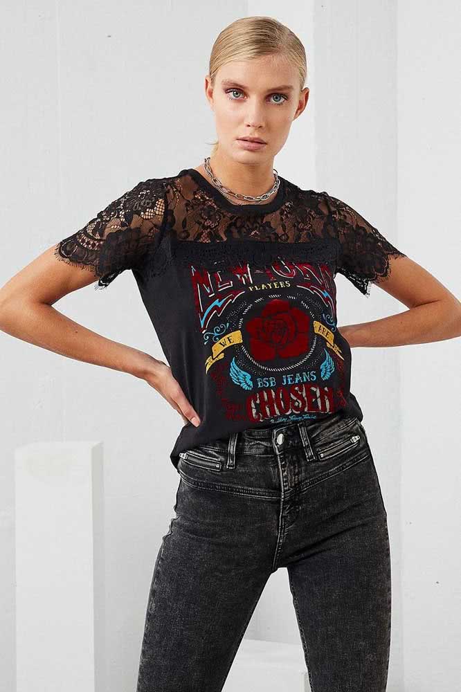 Que tal um visual rock and roll com a blusa de renda?