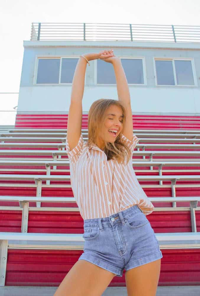  Camisa de manga curta e shorts jeans cintura alta para curtir o dia cheio de estilo e conforto