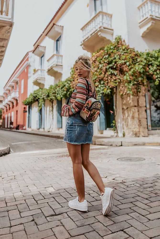 Visual tumblr perfeito para passeios pela cidade com saia jeans, suéter listrado e tênis
