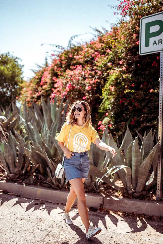 Um look com saia jeans e camiseta nada básico para curtir dos dias de sol