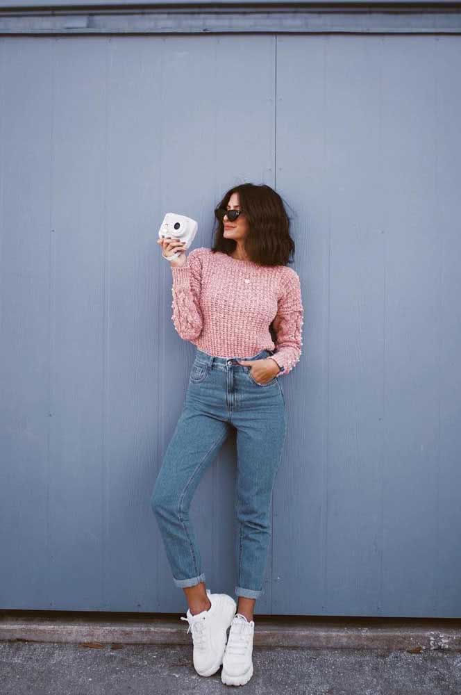 Visual com calça jeans e suéter de tricô rosa para posar, fotografar e compartilhar nas redes sociais