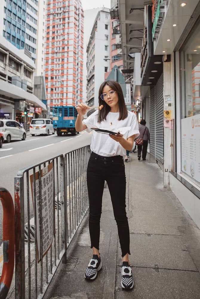Esse look com calça preta, camiseta branca e tênis mostram que a simplicidade é uma marca do estilo tumblr